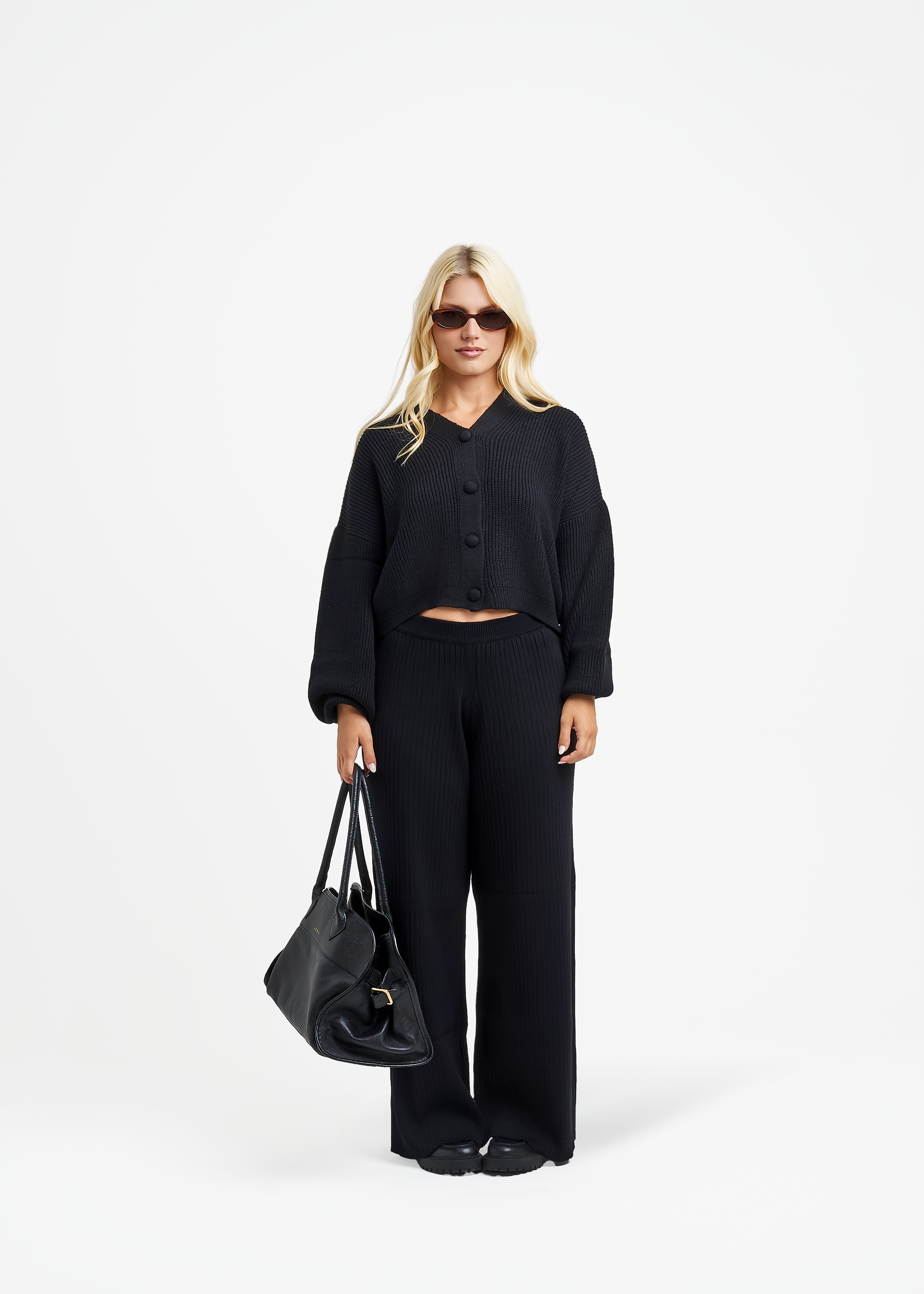 UMORE-LOOKBOOK1207_e78b9733-b8c9-4875-a259-07615431d730.png