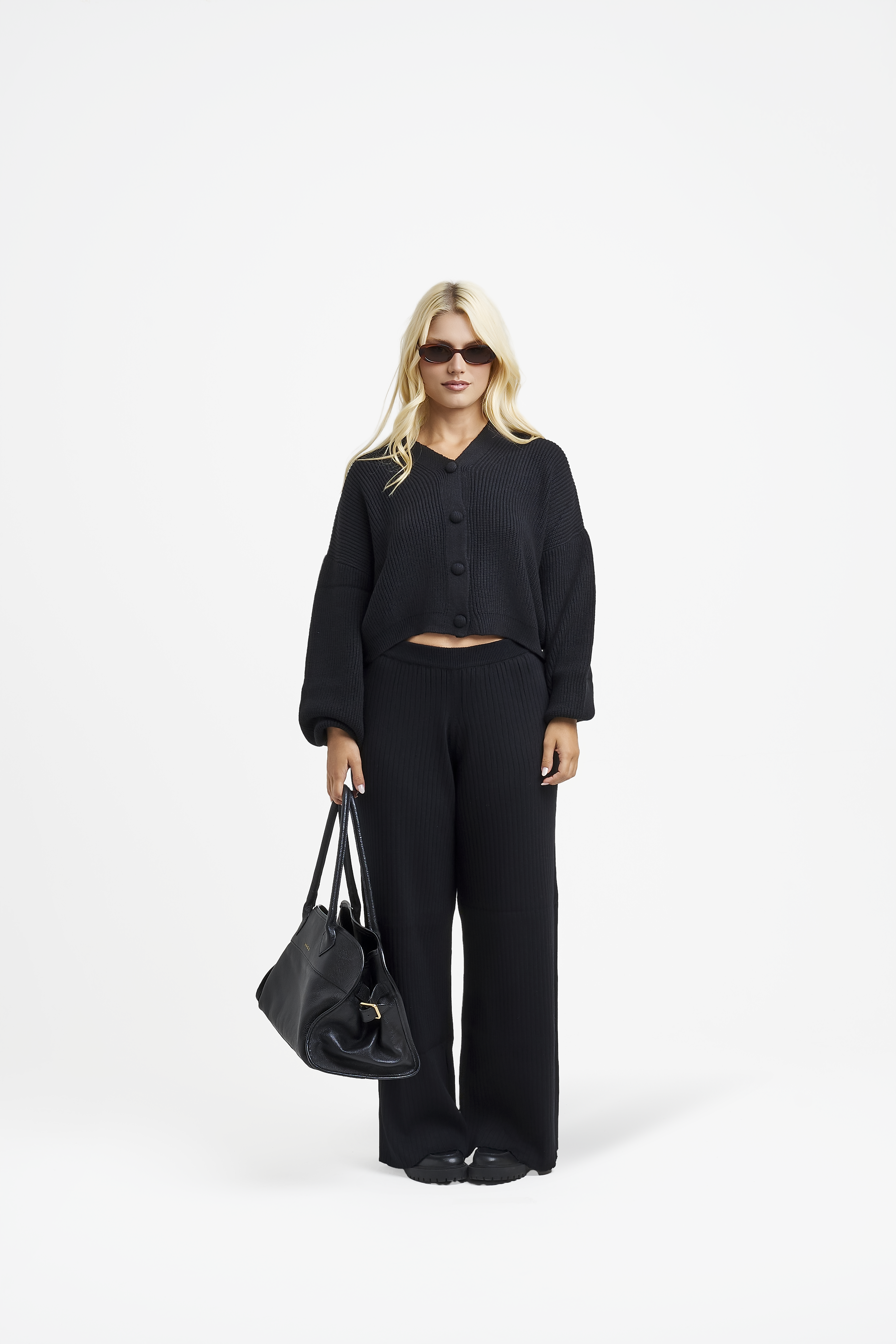 UMORE-LOOKBOOK1207_e78b9733-b8c9-4875-a259-07615431d730.png