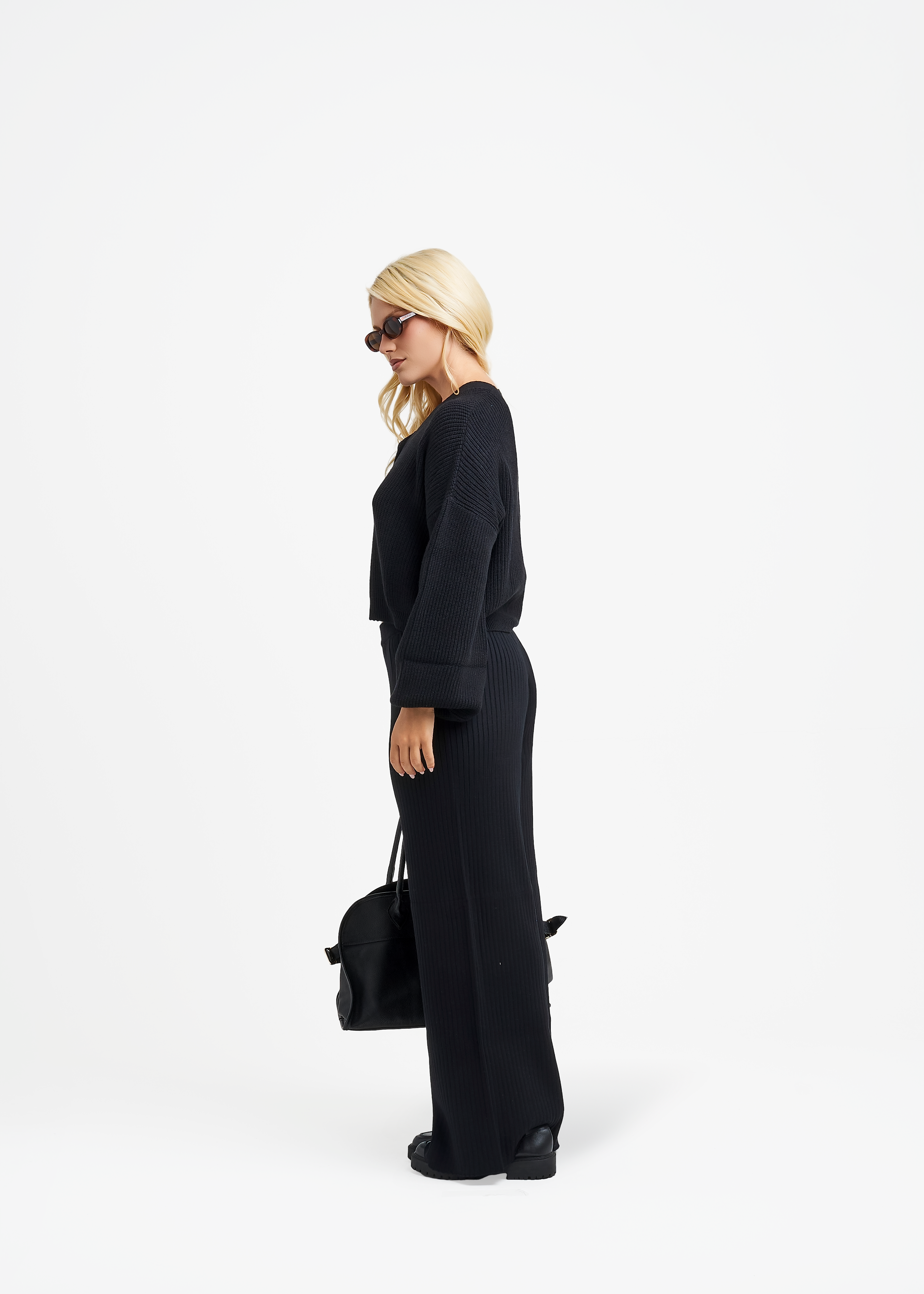 UMORE-LOOKBOOK1209_5932714b-1520-4665-aeb8-40b827984399.png