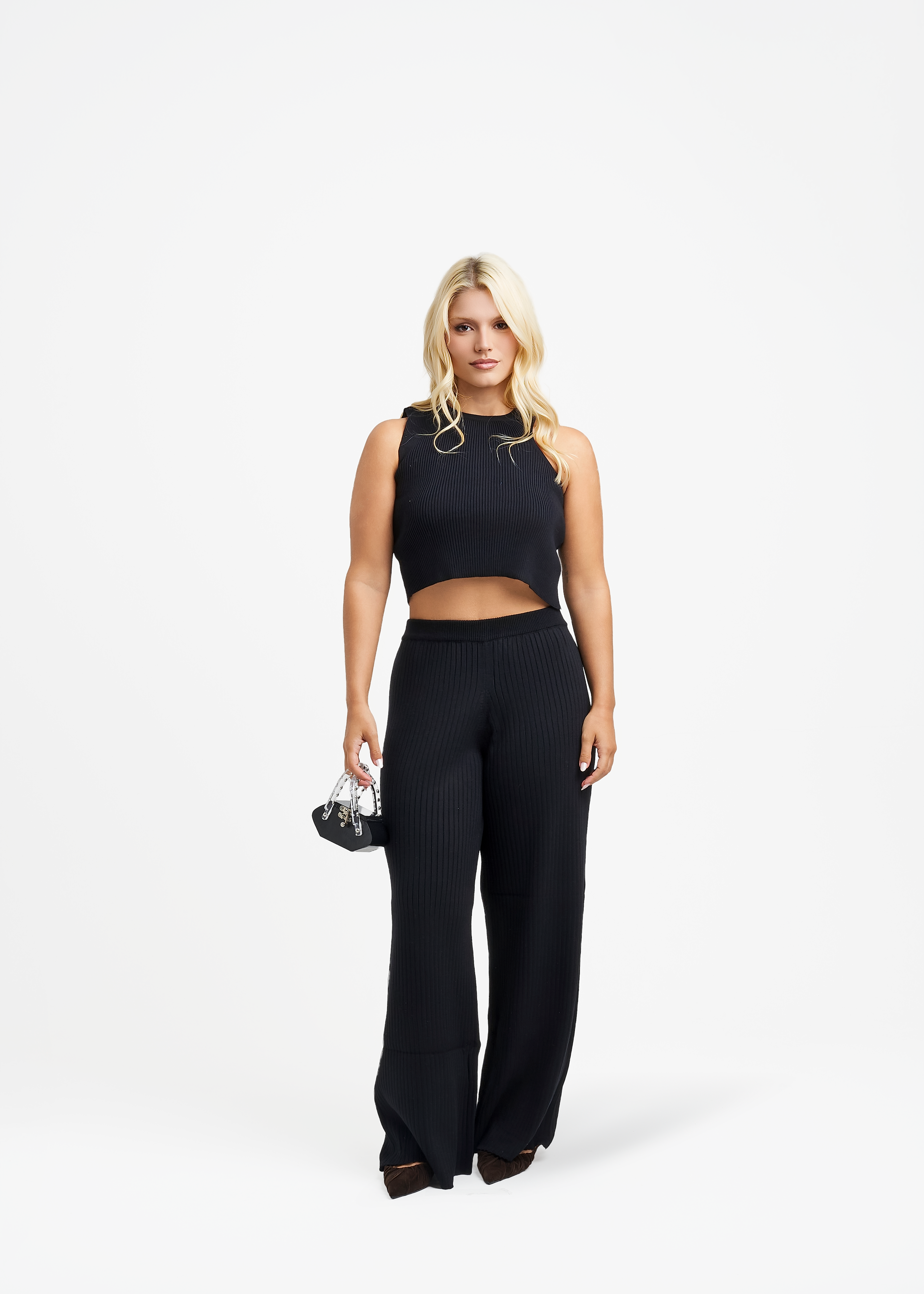 UMORE-LOOKBOOK1223_e65796d0-f434-49b9-a423-ca0dd02065e4.png