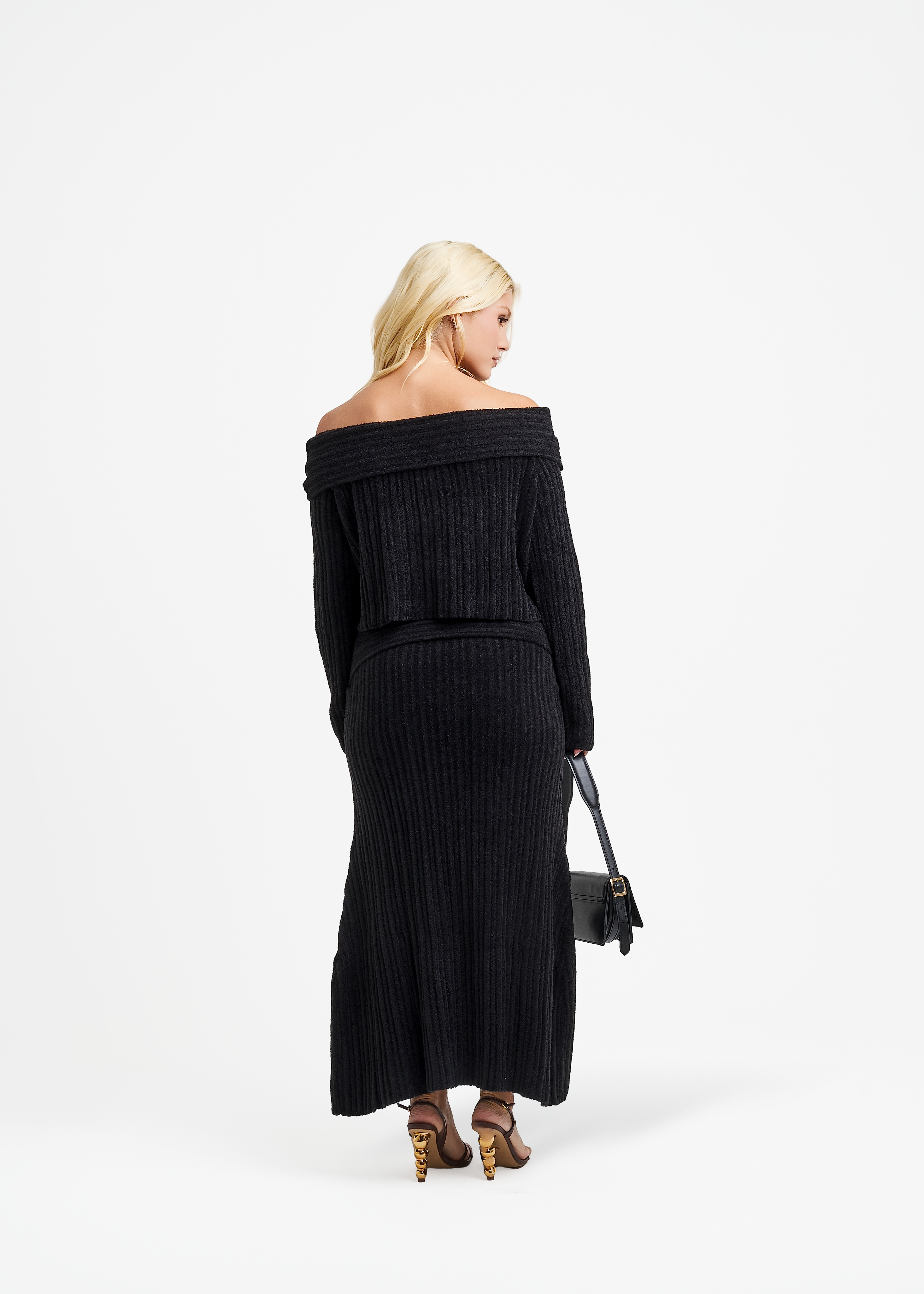 UMORE-LOOKBOOK3326_39f9a11a-6ffd-40cd-bf2f-02118d9dc512.png