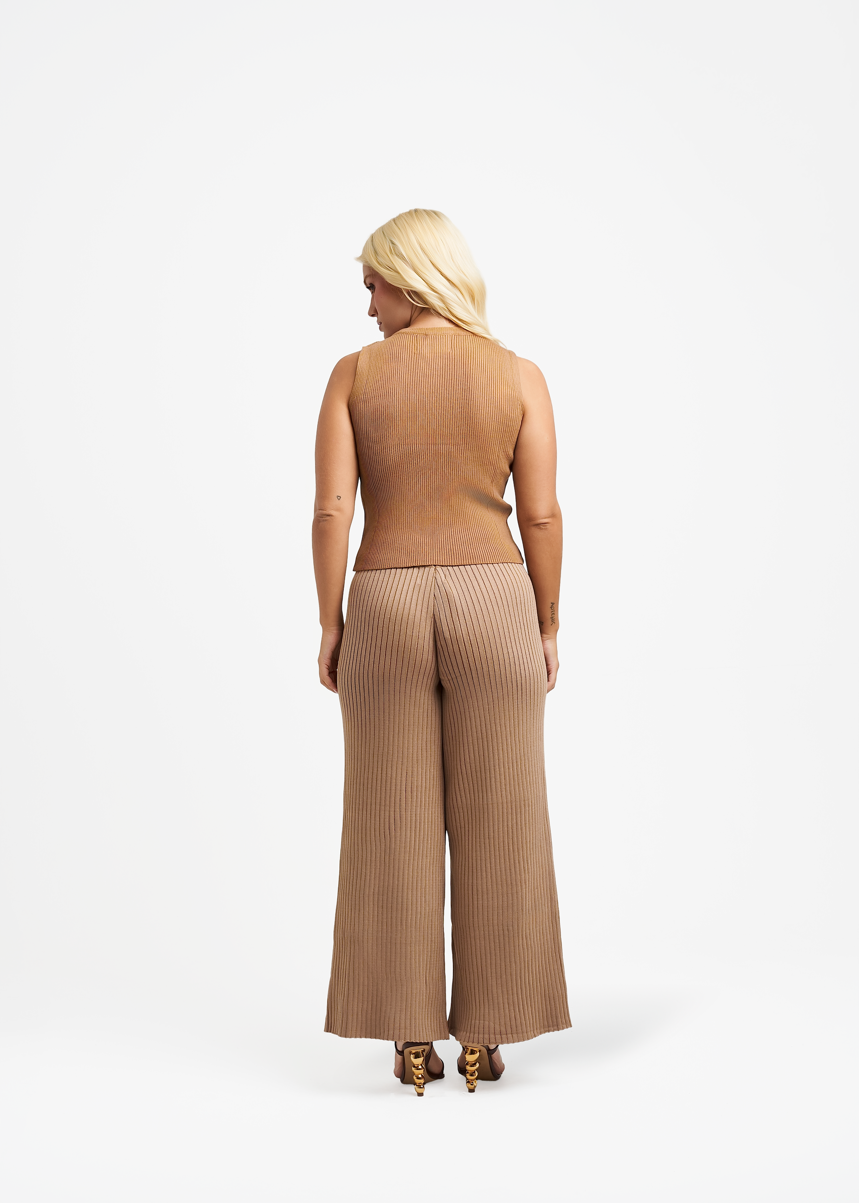 UMORE-LOOKBOOK4523_0d03ea77-6d97-4efe-81bd-2de7c326b7ab.png